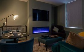 Beautiful Modern 1 Bedroom Apartment, City Centre